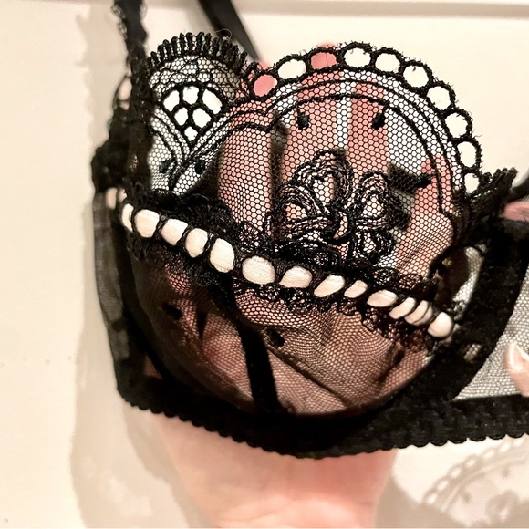 Black lace Agent Provocateur Bra with interwoven pink trim. size 32C - Picture 2 of 9